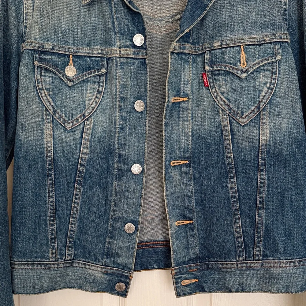 Levi's Women's Classic Blue Jean Jacket - Picture 5 of 9